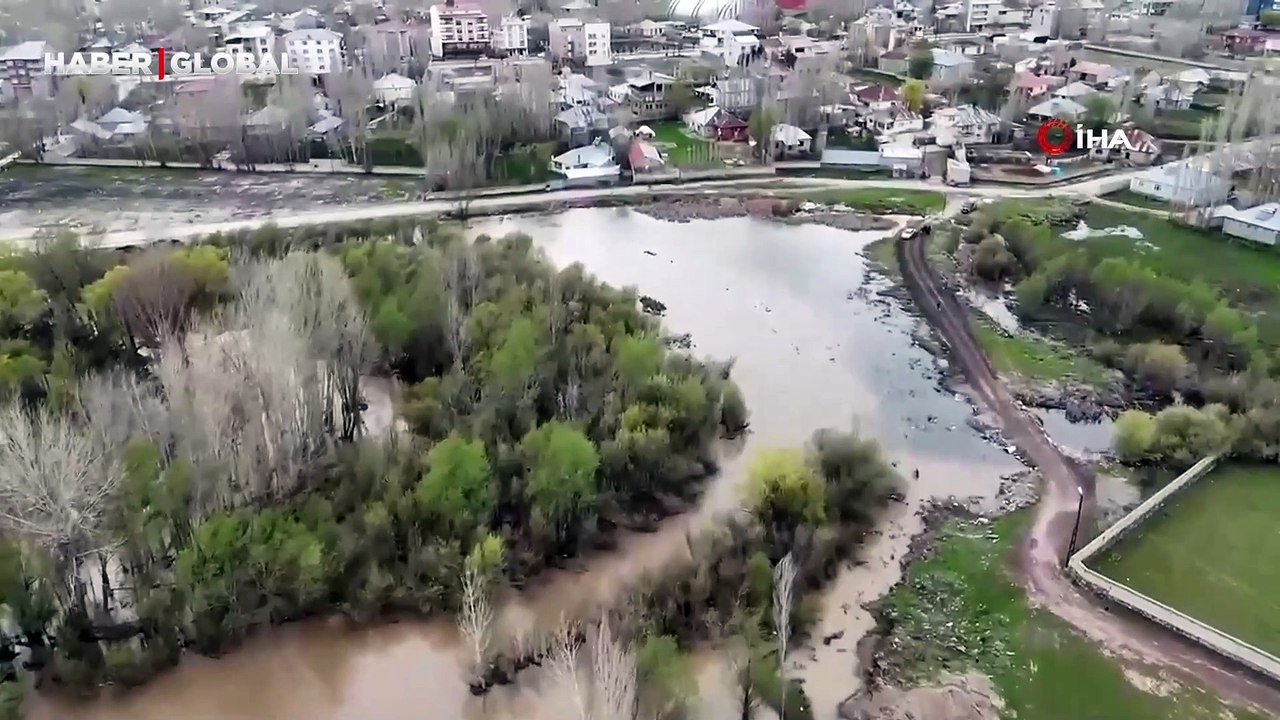 Ağrı'da dere taştı, tarım arazileri su altında kaldı