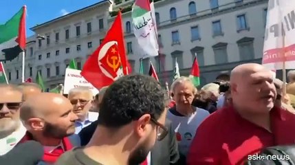 25 aprile, a Milano il corteo canta e balla "Bella Ciao"