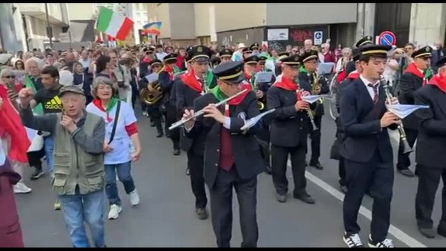 25 aprile, a Milano il corteo canta e balla Bella Ciao
