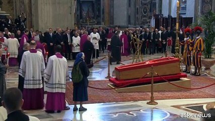 Papa, suor Geneviève che rompe il protocollo davanti alla salma