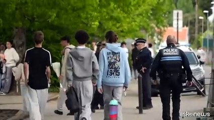 Francia, fiori per ricordare la ragazza uccisa nella scuola a Nantes