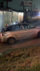 Auto termina en canalón tras perder el control en San Nicolás de los Garza