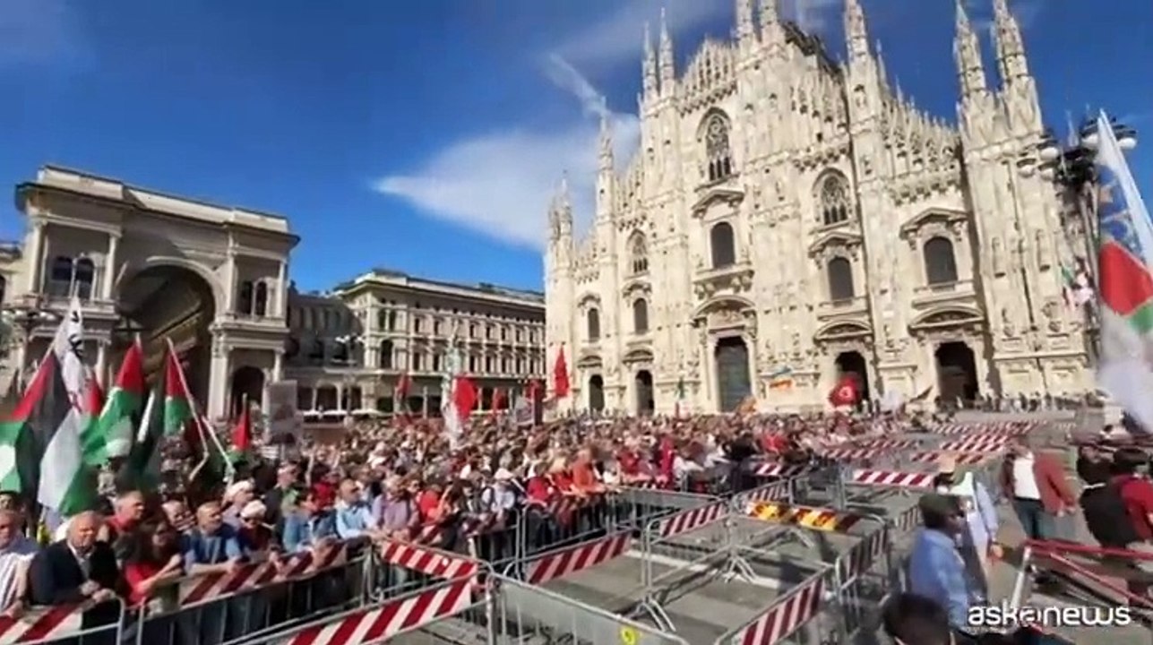 25 aprile, decine di migliaia in corteo a Milano arrivano a piazza Duomo