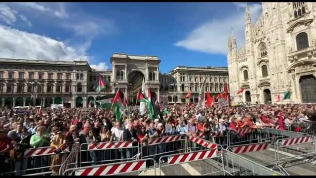 25 aprile, decine di migliaia in corteo a Milano arrivano a piazza Duomo