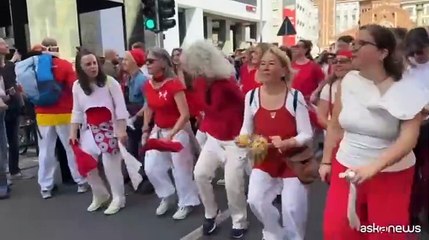 25 aprile, Milano sotto il sole: corteo in festa lungo corso Matteotti