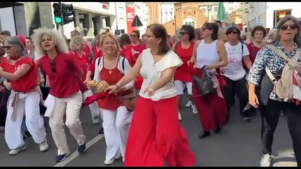25 aprile, Milano sotto il sole: corteo in festa lungo corso Matteotti