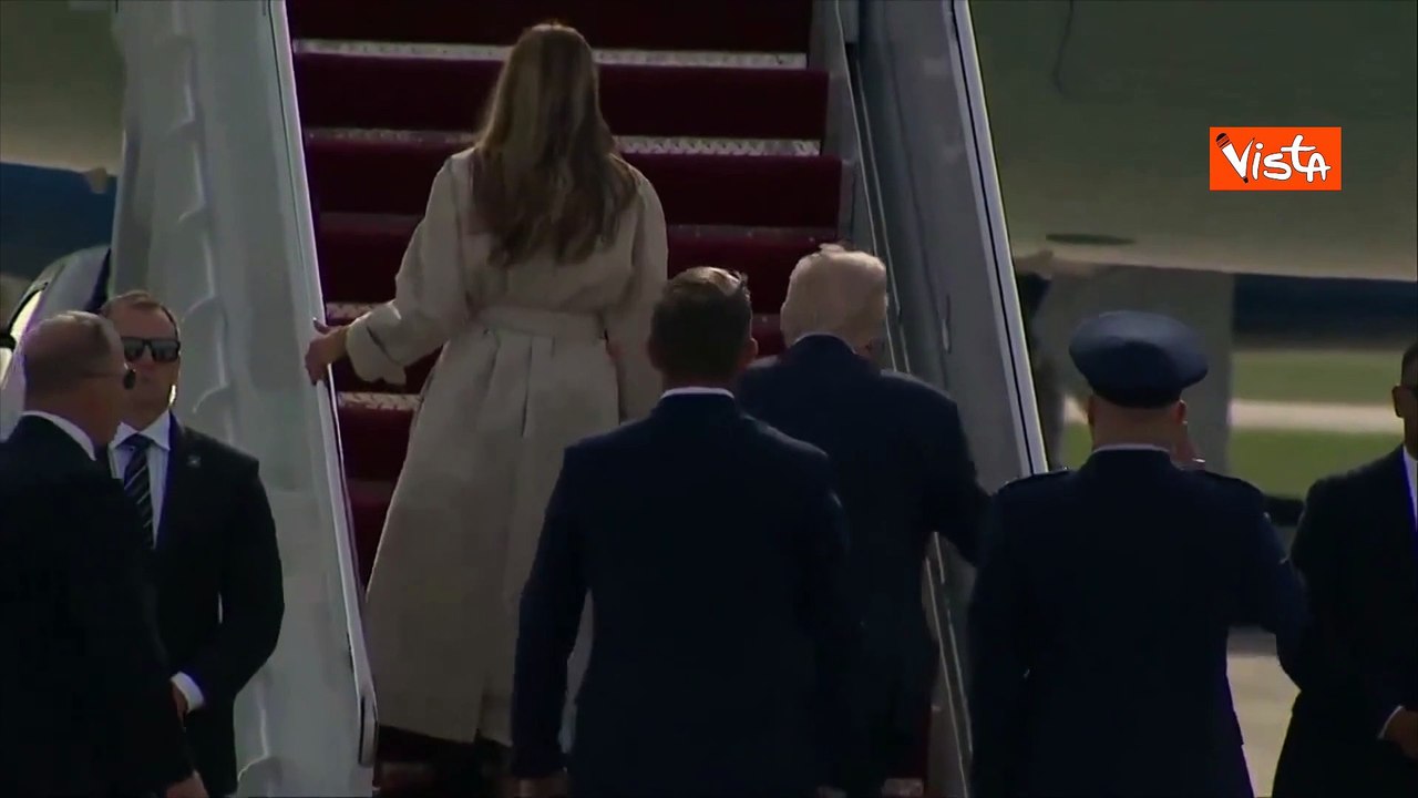 Trump e Melania salgono sull'Air Force One per volare a Roma per i funerali del Papa