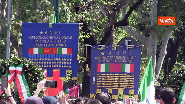 Festa della Liberazione, il corteo dell'Anpi depone due corone di fiori a Porta San Paolo a Roma