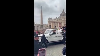 Mark, otto mesi, l'ultimo bambino benedetto dal Papa