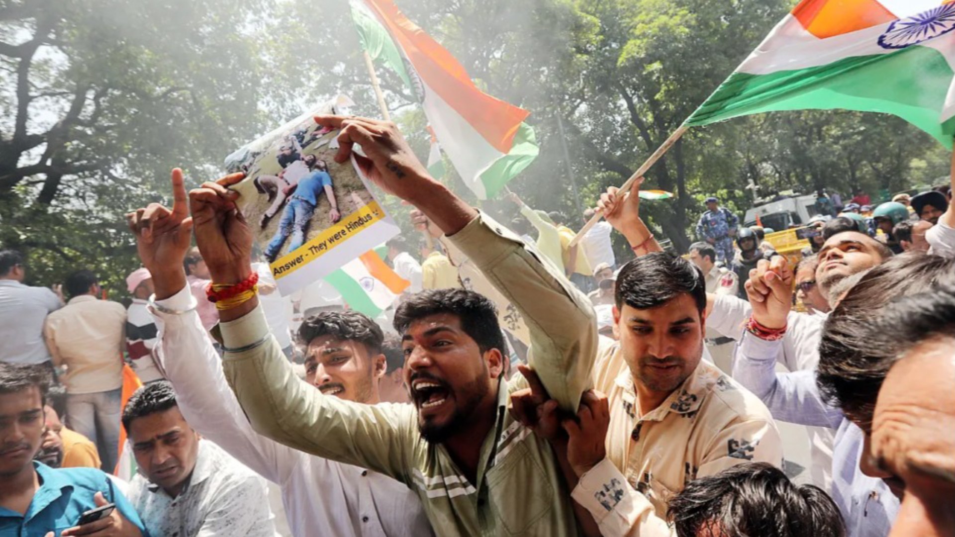 El viernes, ciudadanos indios y paquistan�es intentaron regresar a sus pa�ses de origen a trav�s de la frontera de Wagah, cerca de la ciudad oriental paquistan� de Lahore.
Las hostilidades se intensificaron tras la matanza de 26 turistas, en su mayor�a indios, en la conflictiva regi�n de Cachemira, que Nueva Delhi vincul� a Pakist�n.
Pakist�n niega estar detr�s del ataque perpetrado el martes por hombres armados contra un grupo de turistas en Cachemira.
Desde entonces, ambas partes han intensificado las tensiones intercambiando sanciones diplom�ticas y comerciales entre s� y haciendo temer un conflicto militar.
India ha revocado todos los visados expedidos a ciudadanos paquistan�es con efecto a partir del domingo.
Pakist�n respondi� airadamente y anul� los visados expedidos a ciudadanos indios, cerr� su espacio a�reo a todas las compa��as a�reas de propiedad india o gestionadas por indios y suspendi� todo el comercio con India.