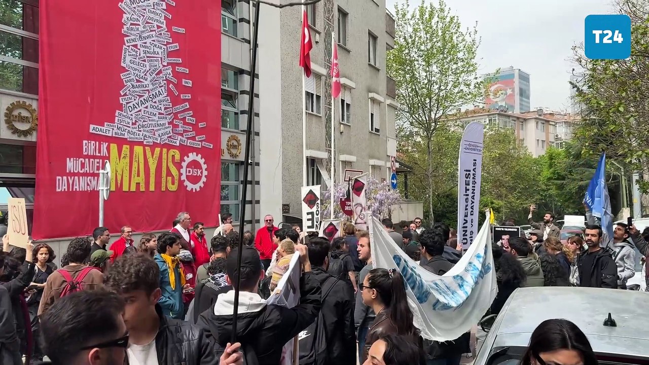 Öğrenciler, sendikalara Taksim çağrısı yaptı, "Çapulcu musun vay vay" şarkısını söyledi