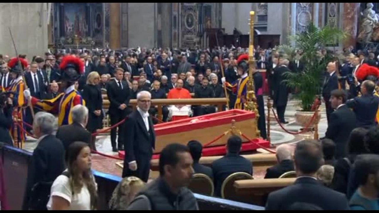 Macron con Brigitte rende omaggio alla salma di Papa Francesco