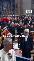 Emmanuel et Brigitte Macron se recueillent devant la dépouille du pape François