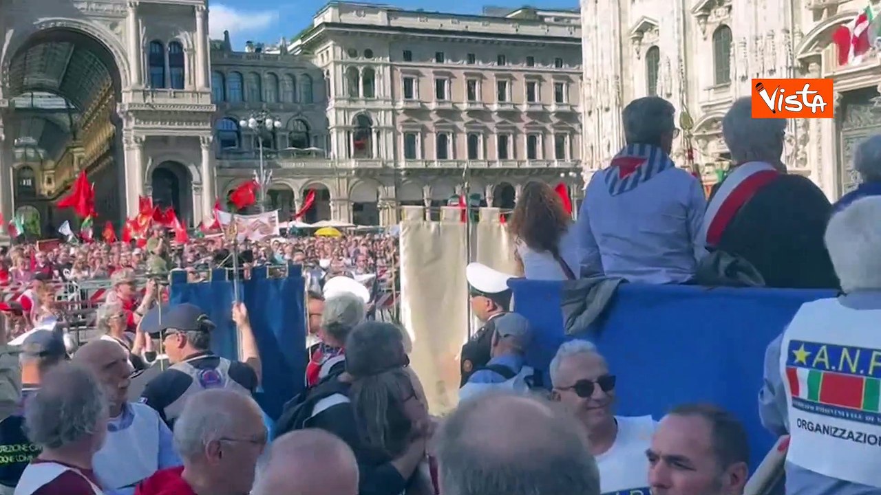 Festa della Liberazione, piazza Duomo a Milano piena per la manifestazione dell'Anpi