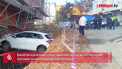 Görenler şaştı kaldı: Otomobilde mahsur kalan 4 kişi kurtarıldı