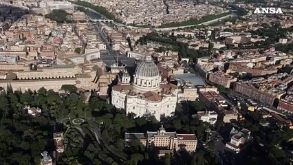 Le lunghe code a San Pietro viste dall'elicottero della polizia