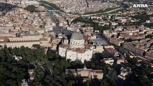 Le lunghe code a San Pietro viste dall'elicottero della polizia