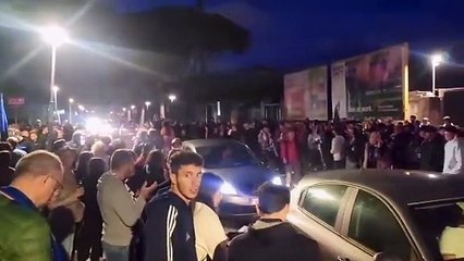 Pisa, i tifosi in attesa della squadra dopo la vittoria contro il Brescia