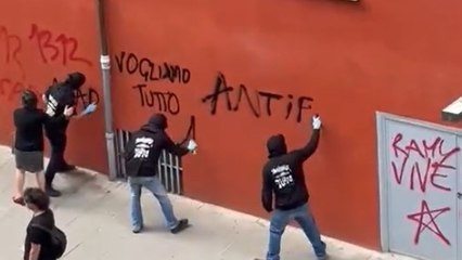 Bologna, gli antagonisti e le scritte sui muri in piazza Aldrovandi durante il corteo antifascista