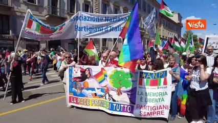 Tantissime persone alla manifestazione del 25 aprile a Milano per celebrare la Liberazione