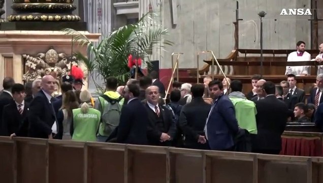 Papa Francesco, terminato l'afflusso dei fedeli per l'ostensione