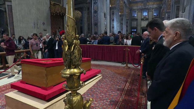 Lula presta homenagem ao papa Francisco em velório no Vaticano