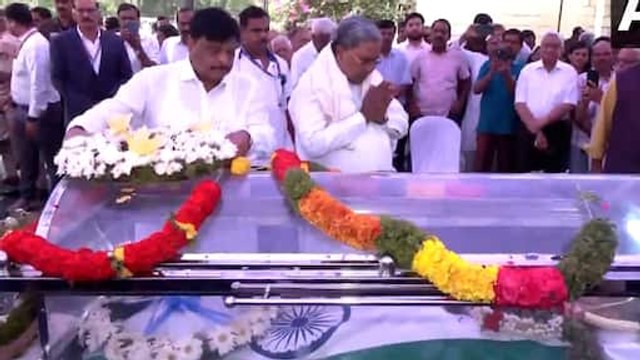 Siddaramaiah Pays Tribute to Dr K Kasturirangan