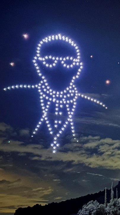 200 drones iluminan el cielo de Barcelona con la cara del papa Francisco