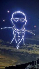 200 drones iluminan el cielo de Barcelona con la cara del papa Francisco