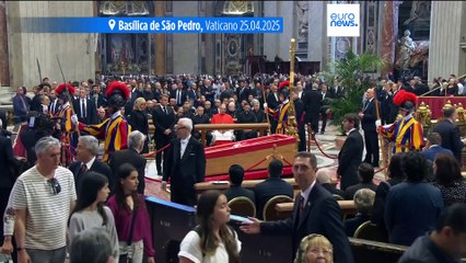 Caixão de Francisco já foi selado. 250 mil pessoas estiveram no velório