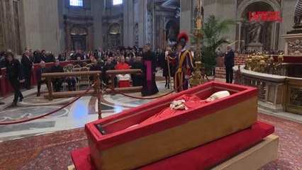 L'omaggio di Macron e sua moglie Brigitte a Papa Francesco