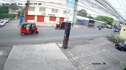 Mototaxista gira sin aviso y provoca violento choque con motociclista