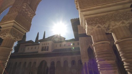 Découvrez l'Histoire Fascinante de l'Alhambra, la Forteresse Méditerranéenne 🏰
