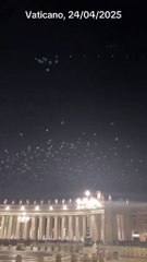 aves sobrevuelan la Plaza de San Pedro frente a la Basílica