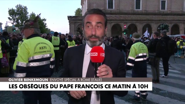 La foule se presse aux abords de la place Saint-Pierre au Vatican pour les obsèques du pape François