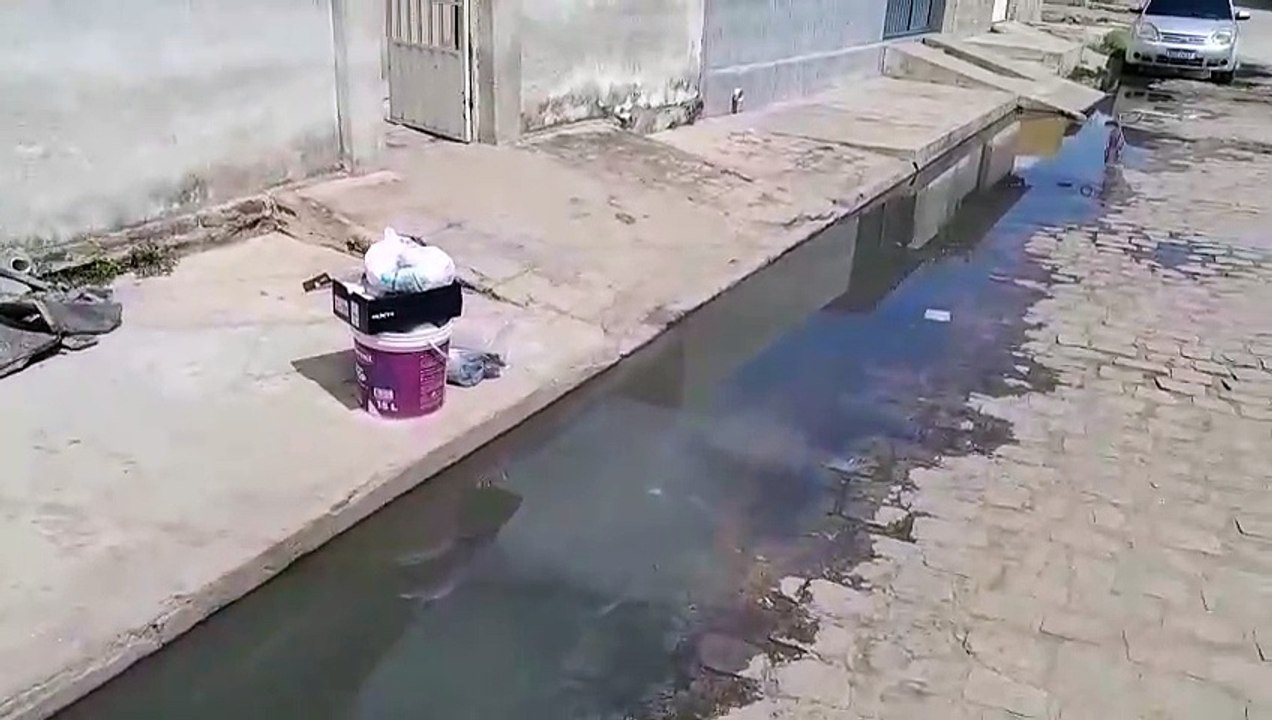 Dois dias após conserto, galeria volta a estourar no Conjunto José Mariz, em Patos, e moradores cobram solução definitiva