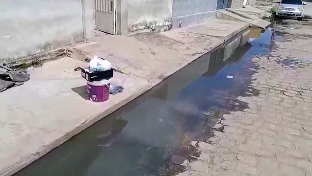 Dois dias após conserto, galeria volta a estourar no Conjunto José Mariz, em Patos, e moradores cobram solução definitiva