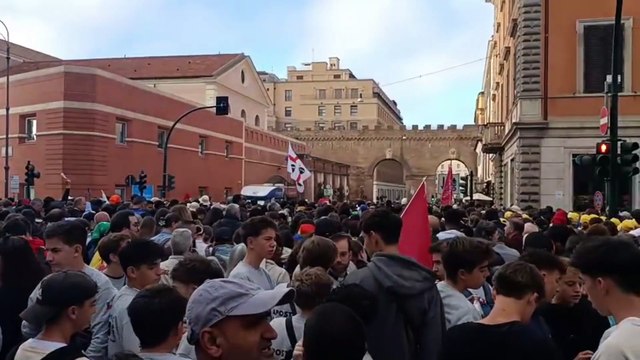 Funerali di papa Francesco, duemila giovani sardi in fila dall'alba per entrare in piazza San Pietro