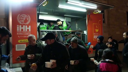 İHH, depremden etkilenen vatandaşlara çorba dağıttı