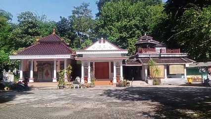 Gerbang depan makam Mbah Bergas