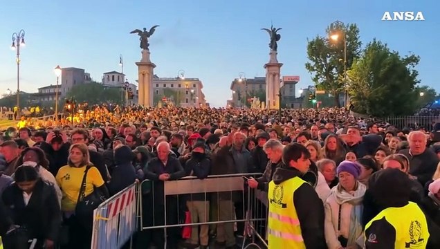 Funerali Papa Francesco, tutti in fila verso San Pietro, folla ai varchi