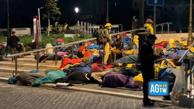 La notte dei fedeli accampati all'ingresso di piazza San Pietro in attesa dei funerali di Francesco