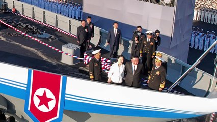 북, 5천 t급 신형 구축함 진수...김정은 "원양함대 건설" / YTN