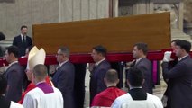 El momento en el que sacan el féretro del Papa Francisco a la Plaza de San Pedro