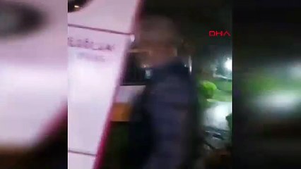 Kendiliğinden hareket eden otobüs araçlara çarptı