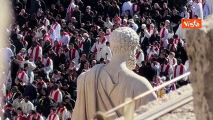 Piazza San Pietro gremita per i funerali di Papa Francesco, arrivati in migliaia