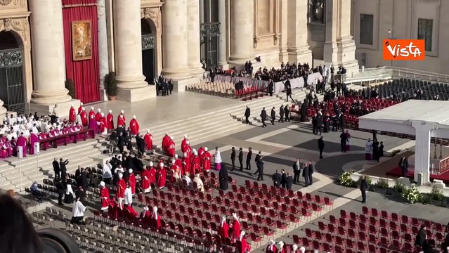 Funerali Papa Francesco, l'arrivo dei cardinali in Piazza San Pietro per la cerimonia