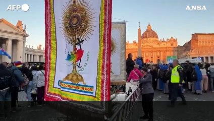 Migliaia di persone in Vaticano per i funerali di Papa Francesco