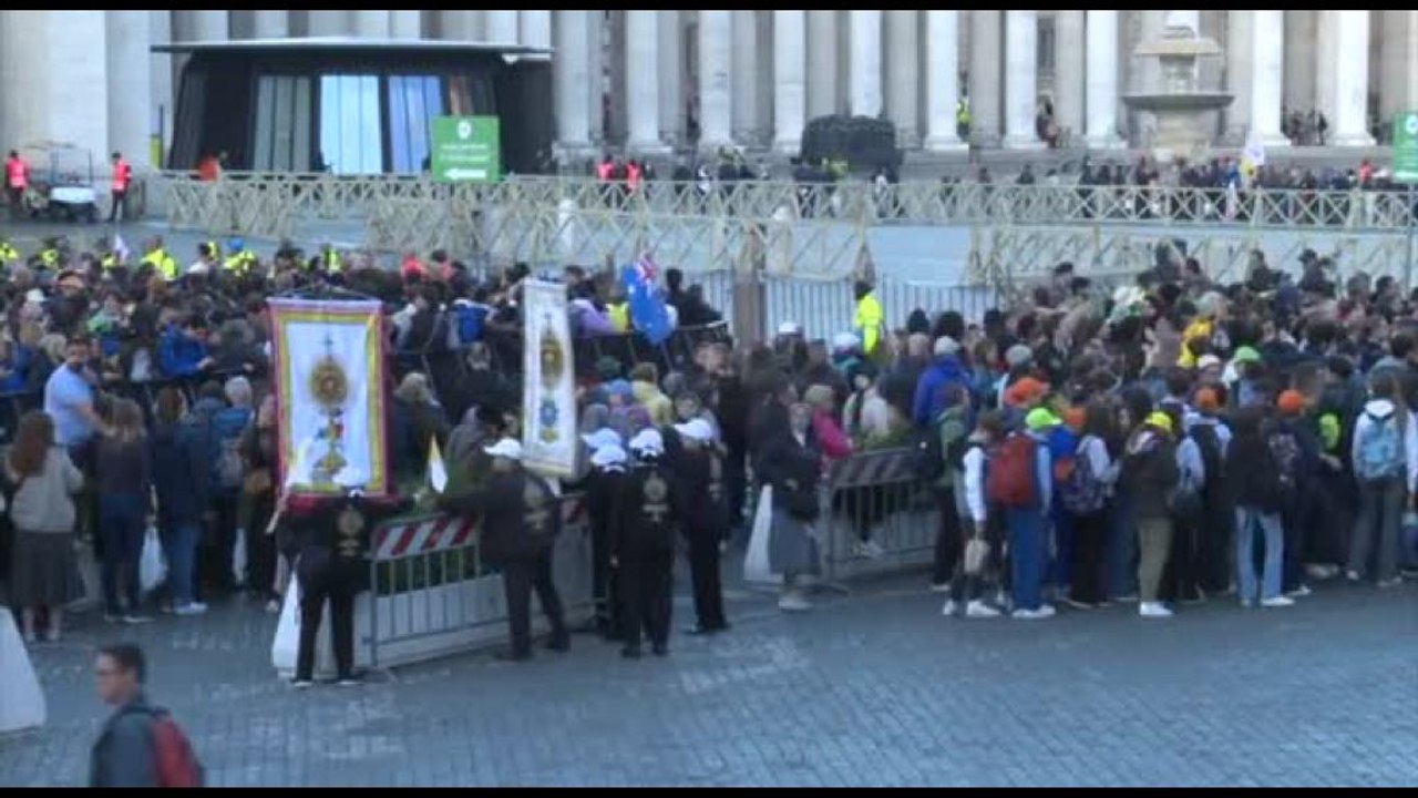 Piazza San Pietro si riempie di fedeli per Francesco