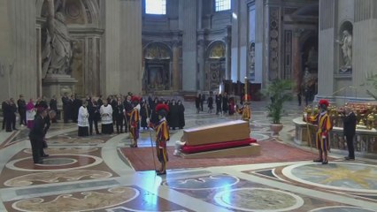 La delegación española liderada por los reyes se despide del papa Francisco poco antes del comienzo del funeral